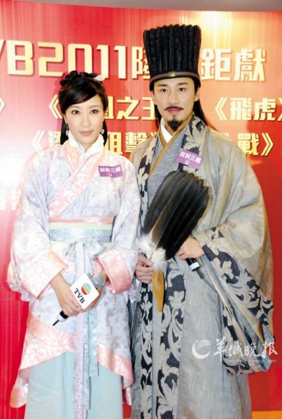 林峰（右）宣传《回到三国》