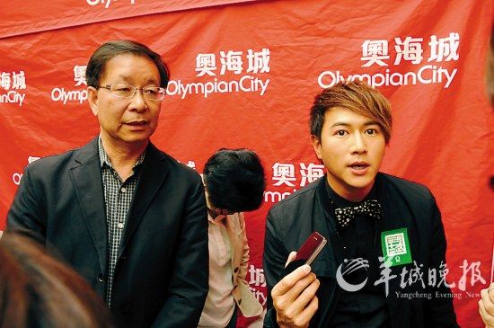 陈键锋接受访问时，无线外事部副总监曾醒明（左）在一旁“监督”