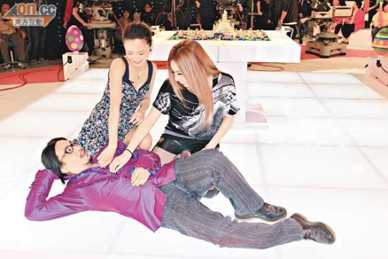 林敏聪兴奋地躺在地上被两女解开衣服钮扣,十分夸张