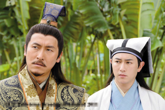 “郑和”陈键锋与“朱棣”马德钟（左）