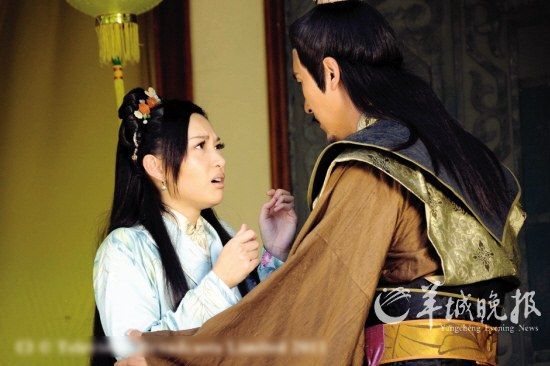 明成祖朱棣（右，马德钟饰）忙着谈恋爱