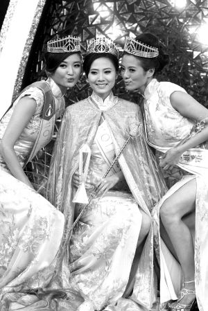 朱晨丽(中)与朱希敏、许亦妮合影图TP