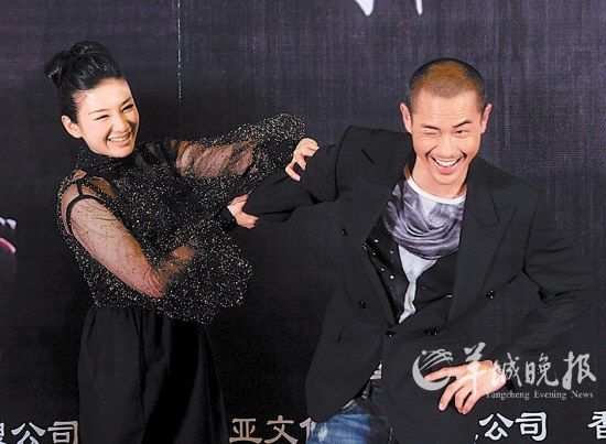 郑嘉颖（右）任由“老婆”黄奕欺负