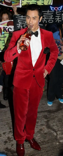 郑嘉颖前晚拿下三个大奖，颁奖典礼后开怀畅饮。