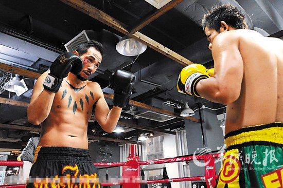 陈豪（左）一改形象扮演一名大反派