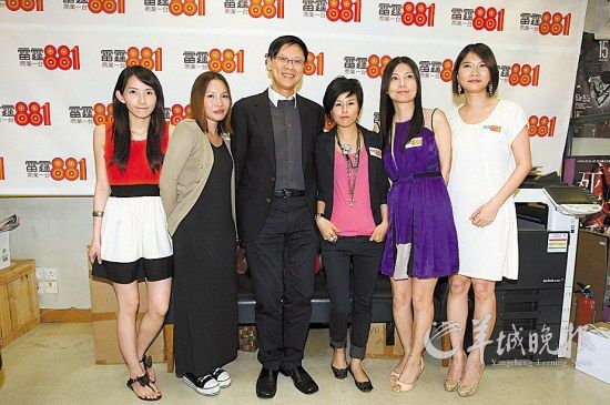 左起：“小鸟依人”Suki、“单亲妈妈”Gobby、陈志云、“人生顾问”Winnie、“女强人”Mandy以及“男仔头”Bonnie 