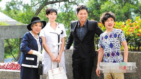 剧中的郭晋安和王祖蓝（右）身在同一屋檐下