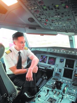 依然帅气的Sam哥吴镇宇