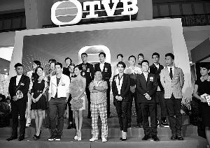 TVB镇台之宝曾志伟站在了第一排中间，两边分别是佘诗曼和胡杏儿。