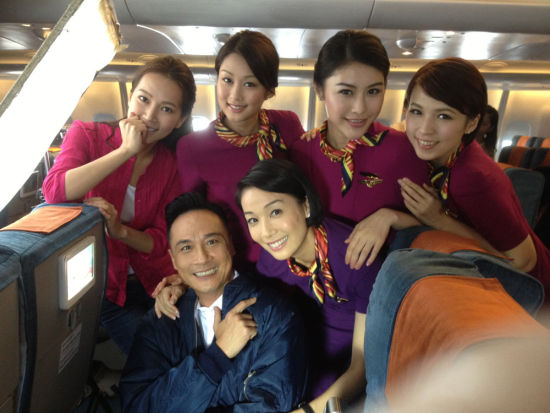 吴镇宇与众空姐合影