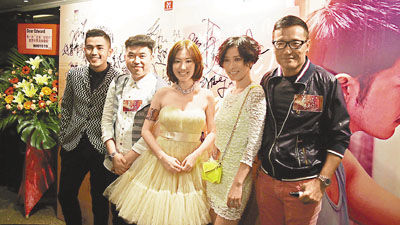 佘诗曼到场支持蒋家旻(中)及叶念琛(左二)