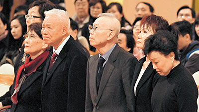 追思会完结前一刻，邵逸夫遗孀方逸华及两名儿子等家属望遗照寄托哀思。 彭子文 摄