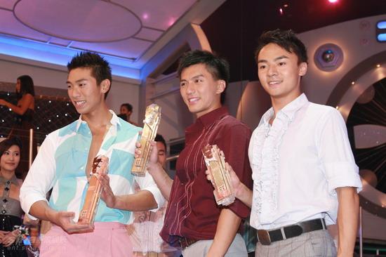 图文:07香港先生选举-3位冠军齐拿奖面对媒体