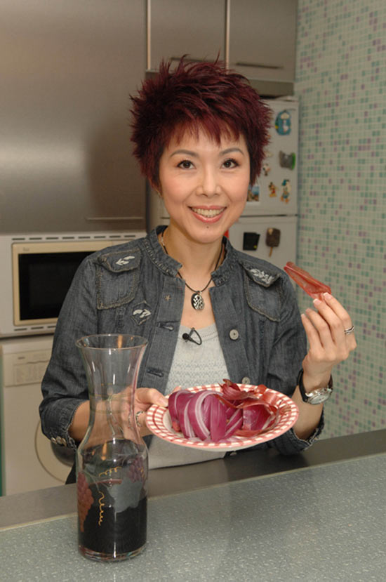 组图:关菊英主持《开心聊斋》邀明星谈吃素