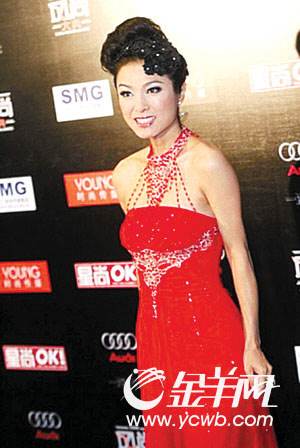 米雪试穿红色“战衣”。