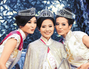 冠军朱晨丽（中）与亚军朱希敏（左）、季军许亦妮（右）合影。