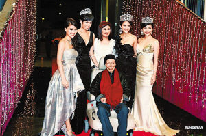 104岁邵逸夫亮相，与上届佳丽合影。