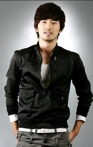 李真旭《强敌》扮总统儿子 挑战强迫症角色(图)