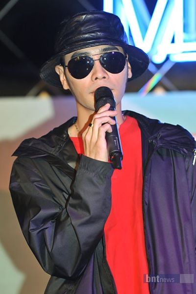 12 17:07:43 新浪娱乐 uv出席活动 俞世润 朴俊秀 muji 新浪娱乐讯