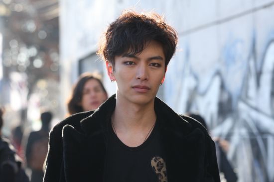 韩剧 闭嘴花美男乐队 李民基烟熏妆霸气十足 手机新浪网