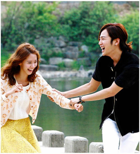 张根硕允儿开怀大笑