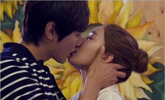 《仁显皇后的男人》中池贤宇和刘仁娜的“踮脚热吻”