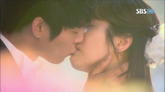 《阁楼王世子》中韩智敏、朴有天的“眼泪之吻”