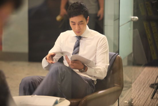 苏志燮认真投入