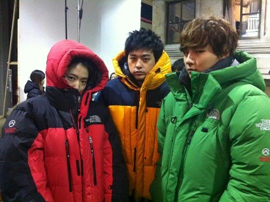 从左至右，朴信惠、金智勋和尹施允