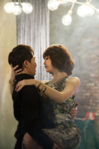 金惠秀与男伴贴身热舞