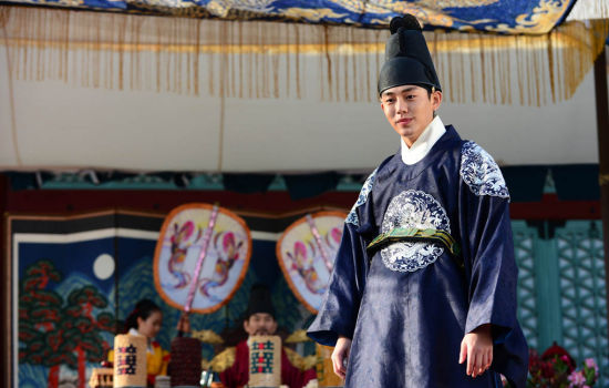 的全新月火剧(周一周二播出的剧集)《张玉贞》中,刘亚仁饰演李焞一角