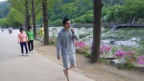 李栋旭梳古装头现身