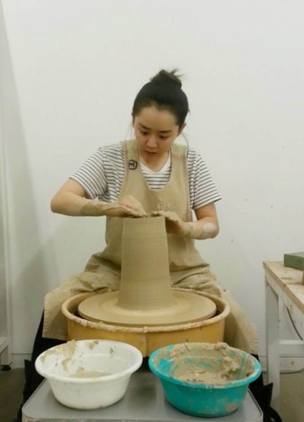 文根英认真做陶瓷