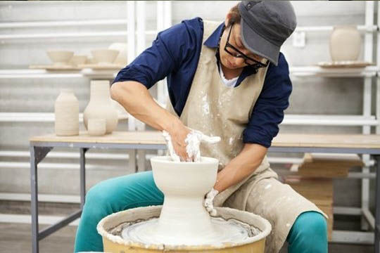 朴健衡认真做陶瓷