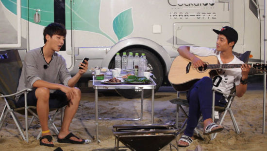 金贤重、尹施允弹吉他唱歌