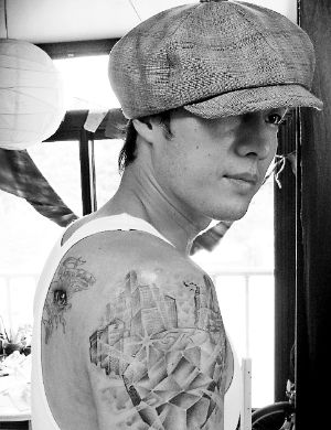 苏志燮后背的文身，是钻石里面的51K（苏志燮的经纪公司）