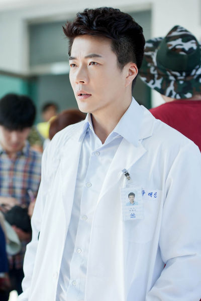 权相佑新剧医生照曝光 穿白大褂显帅气
