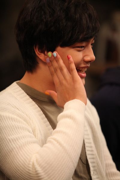 吕珍九做可爱美甲