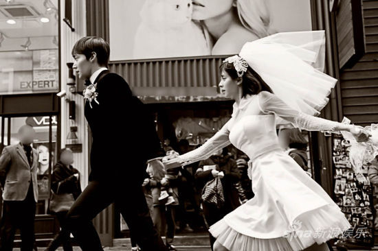 宋智孝穿婚纱与崔振赫狂奔