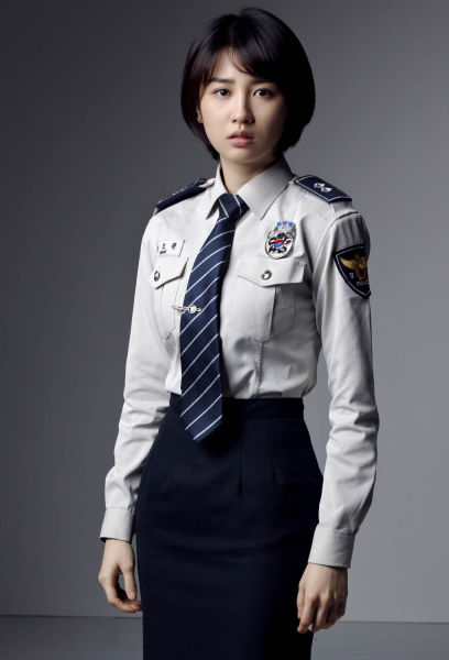 朴河宣英姿飒爽