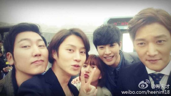 希澈与崔振赫等在片场自拍