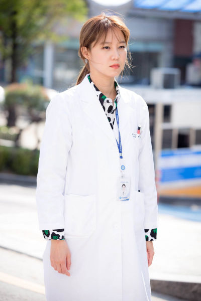 孔孝真白大褂剧照