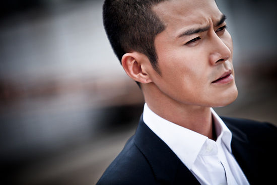 《坏家伙们》肌肉帅哥 赵东赫圆寸迷人