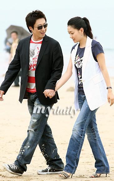 朴信阳与朴真熙牵手恩爱