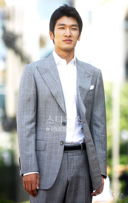 组图:韩剧《飞翔》将播 金南镇帅气李世恩飘逸