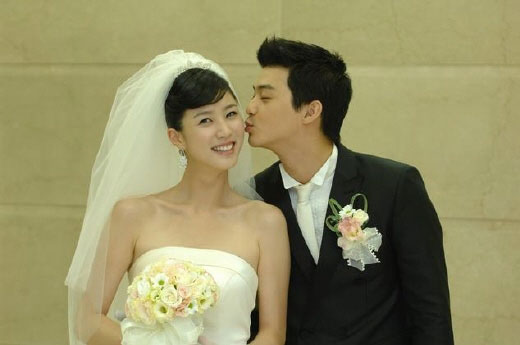 组图韩剧儿媳拍婚戏李秀京金志勋拥吻