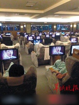 网友上传洗浴中心追看《半泽直树》的盛况