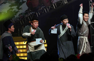 “刑捕头”唱印度歌 “白展堂”、“李大嘴”、“燕小六”搞笑伴舞