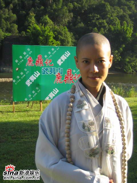 何佳怡前不久在她的个人博客上抢先曝光了其在张纪中年度大戏《鹿鼎记