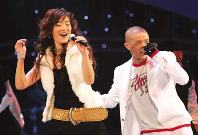 凤凰传奇组合凭《月亮之上》迅速走红